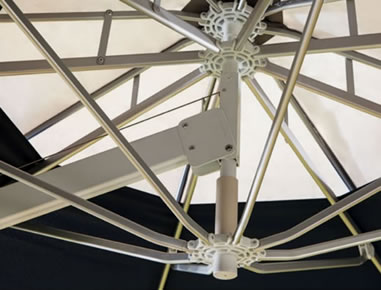 Fácil de abrir e fechar,o Guarda-sol Oasis possui mastro na lateral que criam vãos livres para maior integração, produzidos com materiais resistentes e modernos.